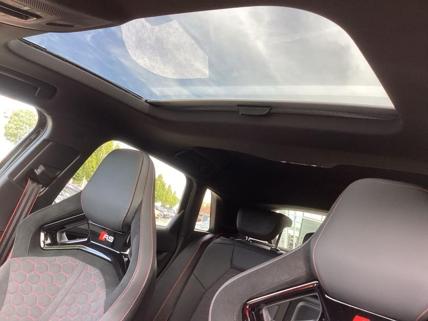 Bild über Audi RS 3 Sportback TFSI quattro 294 kW S tronic - für weitere Informationen kontaktieren Sie den Audi Partner