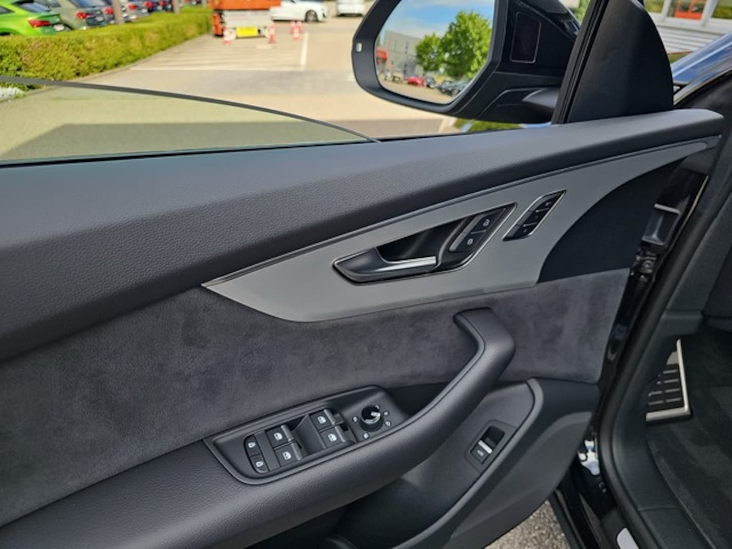 Bild über Audi Q8 SUV S line business TDI quattro 210 kW tiptronic - für weitere Informationen kontaktieren Sie den Audi Partner