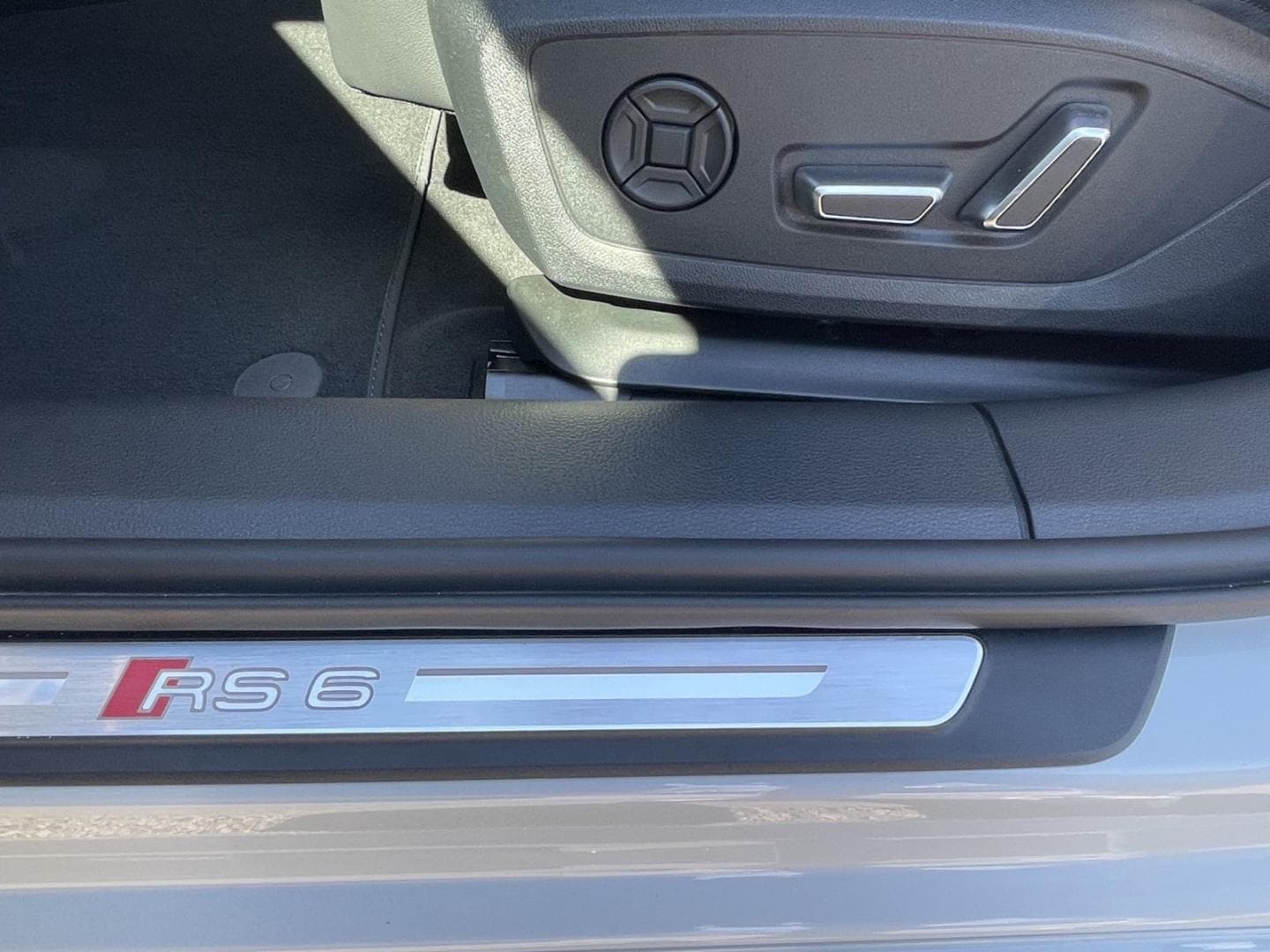 Bild über Audi RS 6 Avant TFSI quattro tiptronic - für weitere Informationen kontaktieren Sie den Audi Partner
