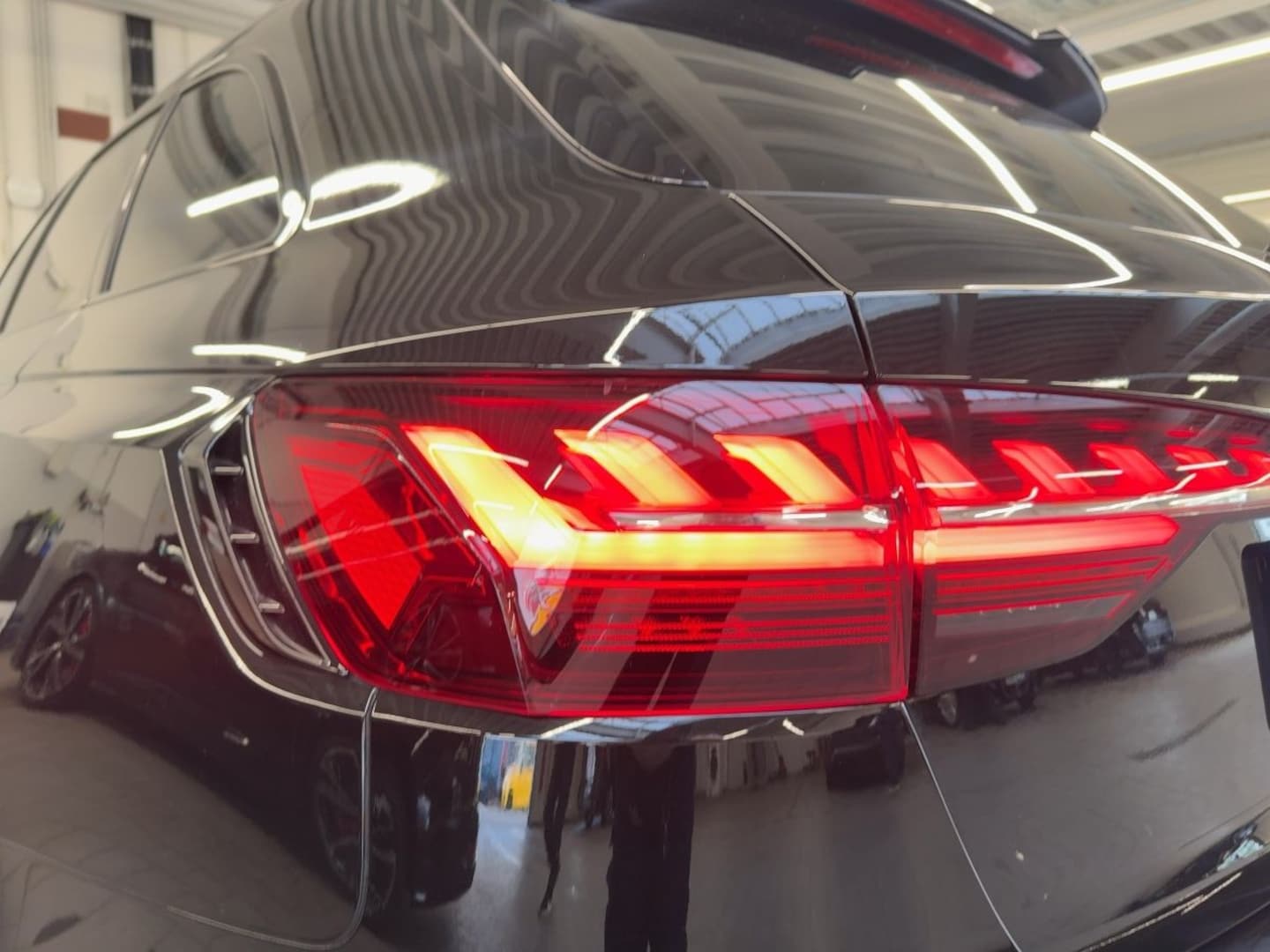 Bild über Audi RS 4 Avant TFSI quattro tiptronic - für weitere Informationen kontaktieren Sie den Audi Partner