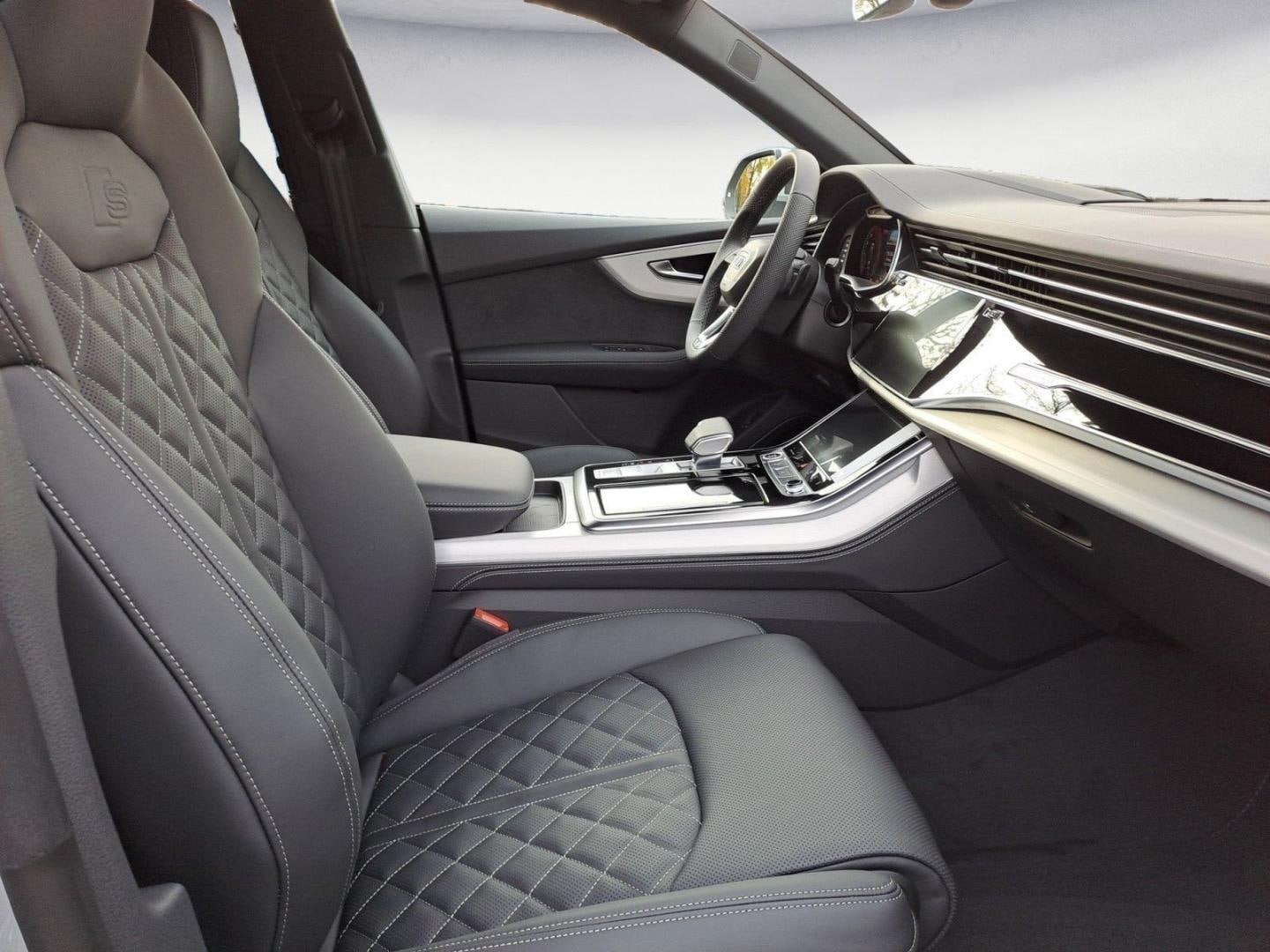 Bild über Audi Q8 SUV S line business TFSI quattro 250 kW tiptronic - für weitere Informationen kontaktieren Sie den Audi Partner