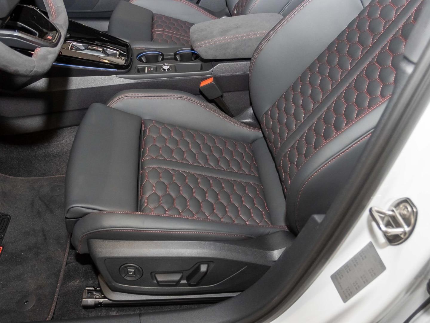 Bild über Audi RS 3 Limousine TFSI quattro 294 kW S tronic - für weitere Informationen kontaktieren Sie den Audi Partner