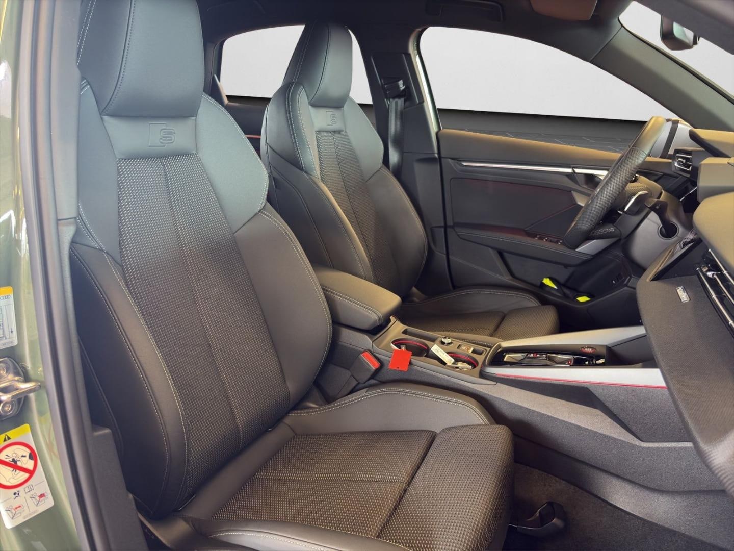 Bild über Audi S3 Limousine TFSI quattro S tronic - für weitere Informationen kontaktieren Sie den Audi Partner