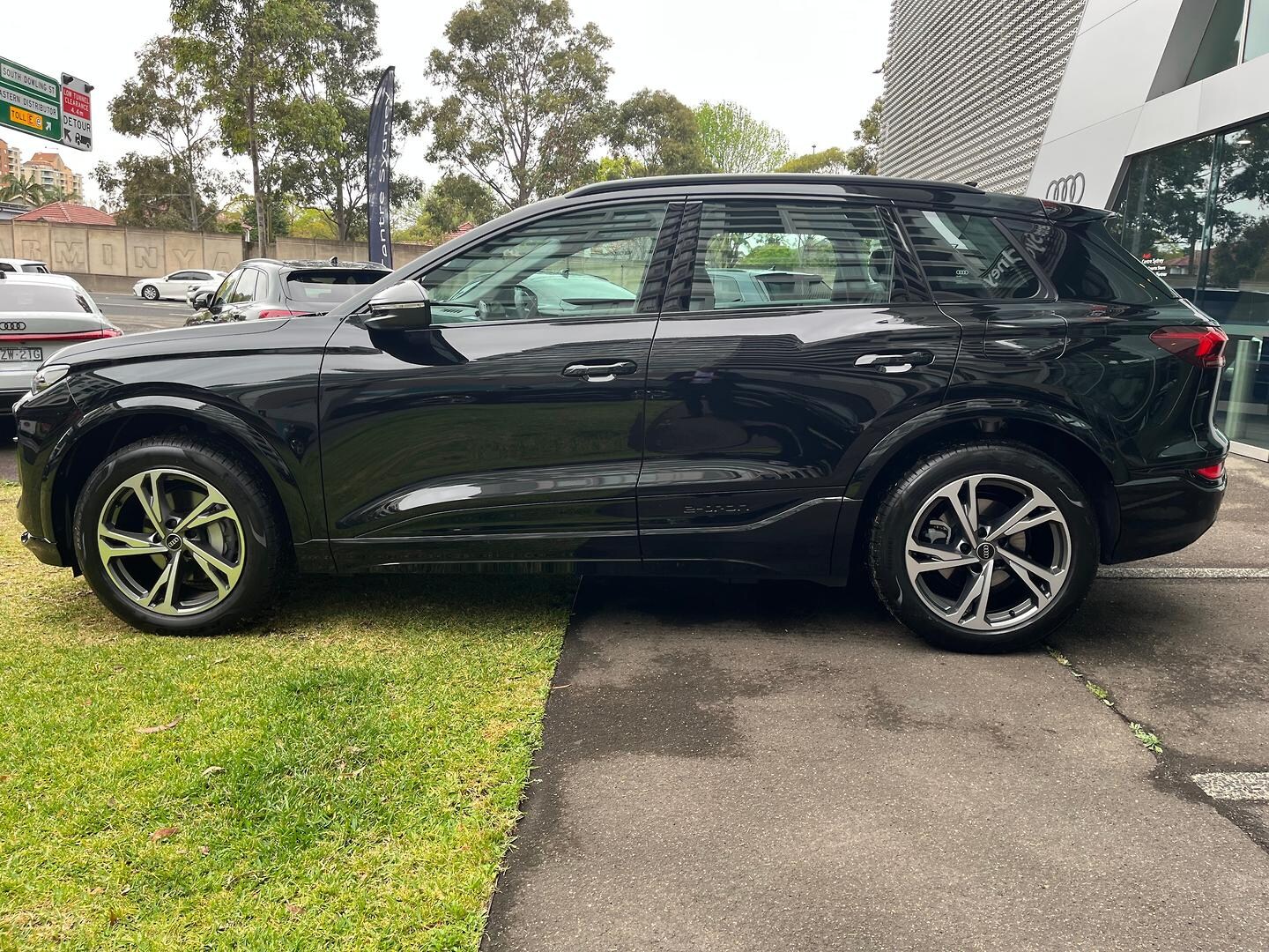 Image about Audi Q6 SUV e-tron e-tron