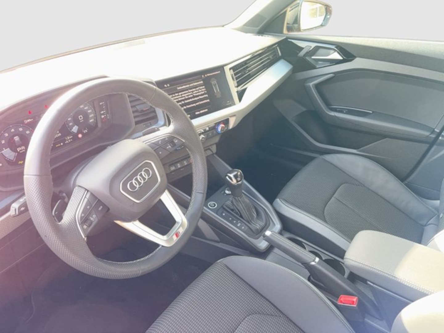 Bild über Audi A1 Sportback S line 40 TFSI S tronic - für weitere Informationen kontaktieren Sie den Audi Partner