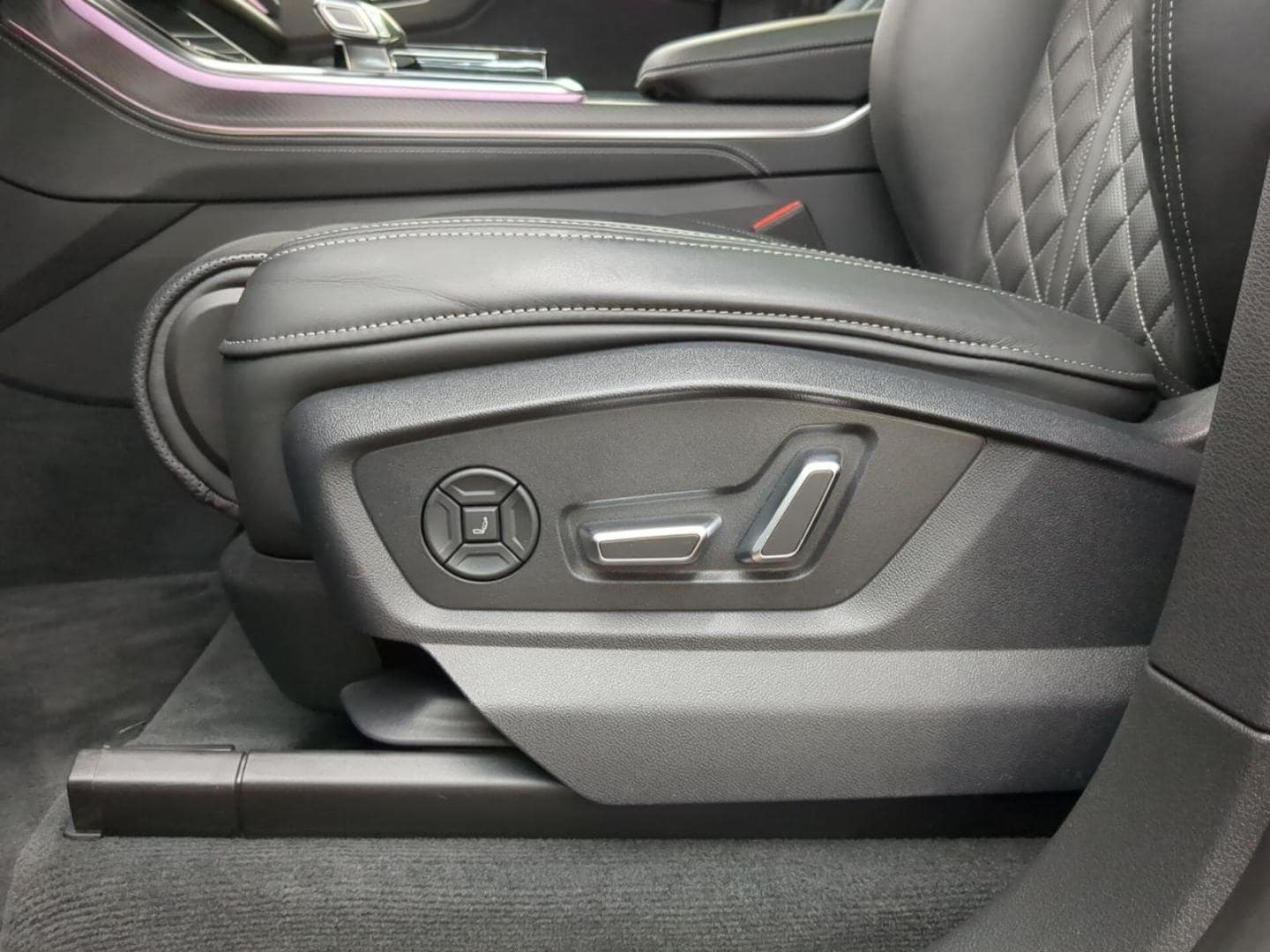 Bild über Audi Q8 SUV S line business TDI quattro 210 kW tiptronic - für weitere Informationen kontaktieren Sie den Audi Partner