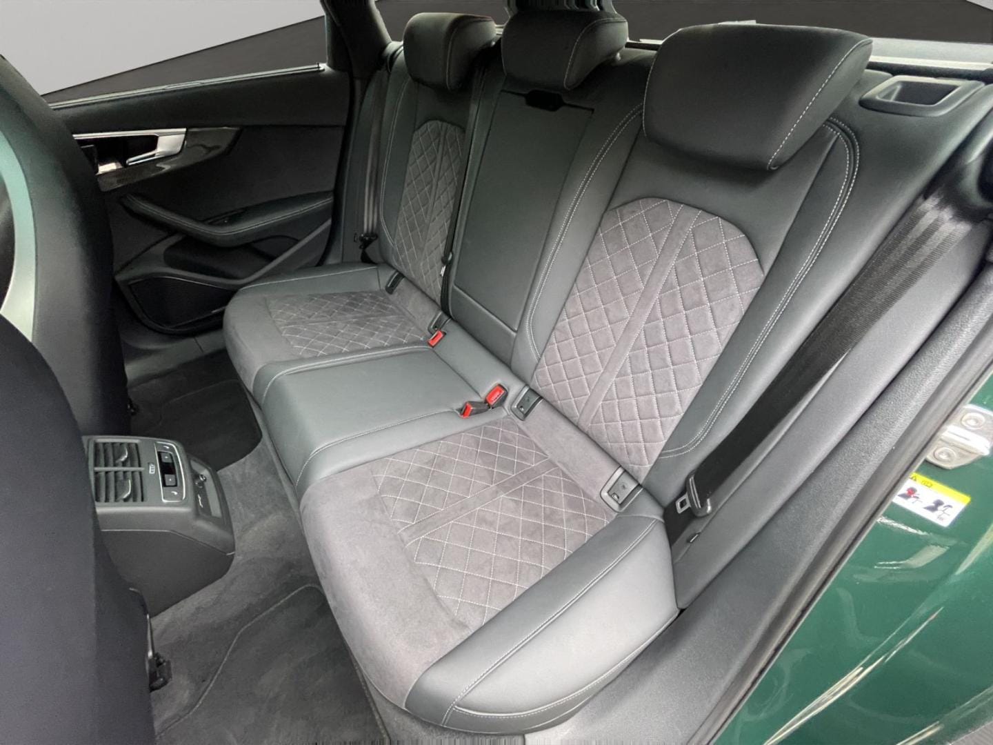 Bild über Audi RS 4 Avant TFSI quattro tiptronic - für weitere Informationen kontaktieren Sie den Audi Partner