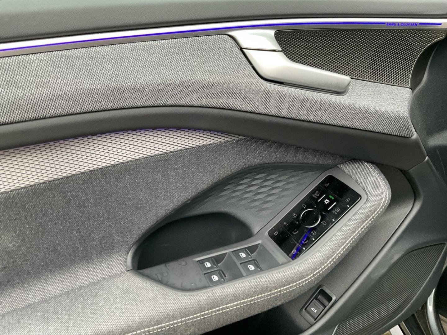 Bild über Audi A6 Avant TDI 150 kW S tronic - für weitere Informationen kontaktieren Sie den Audi Partner