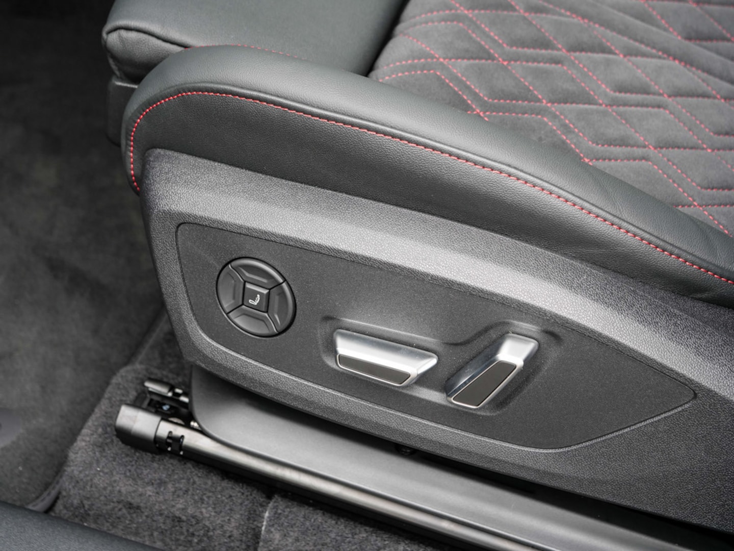 Bild über Audi Q6 SUV e-tron S line business e-tron performance 225 kW - für weitere Informationen kontaktieren Sie den Audi Partner