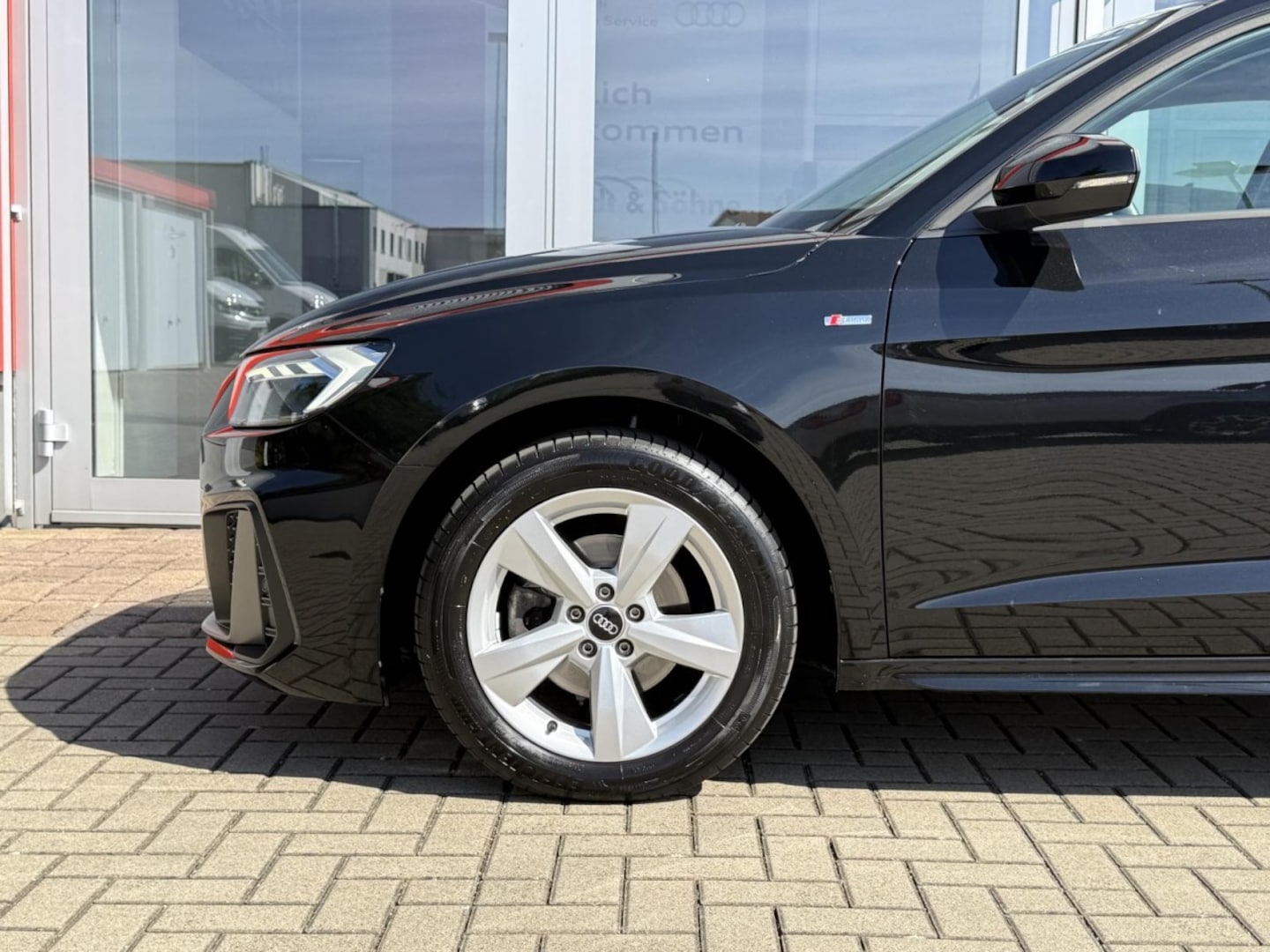 Bild über Audi A1 Sportback S line 30 TFSI S tronic - für weitere Informationen kontaktieren Sie den Audi Partner