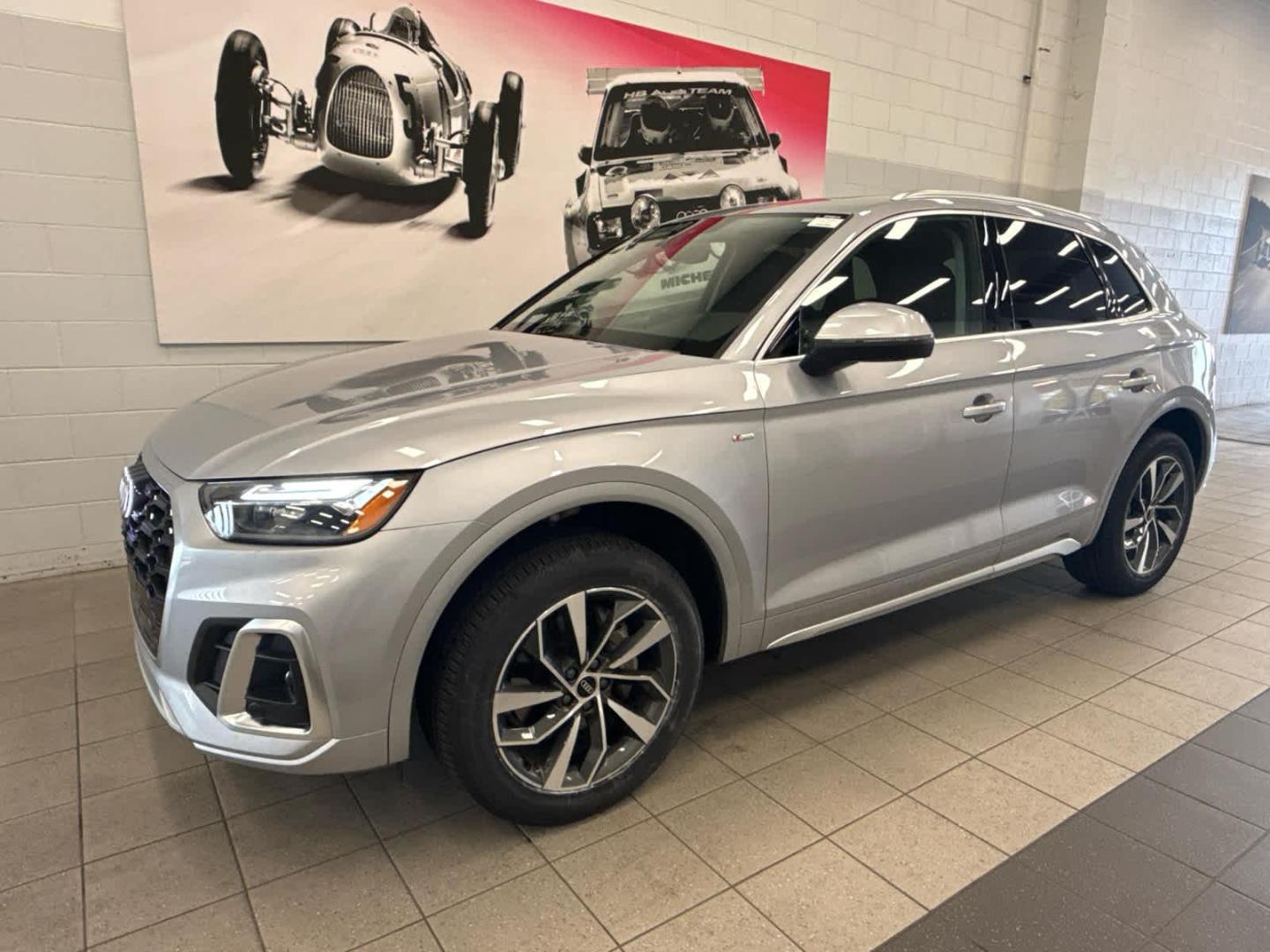 2023 Audi Q5 45 Premium Plus's photo