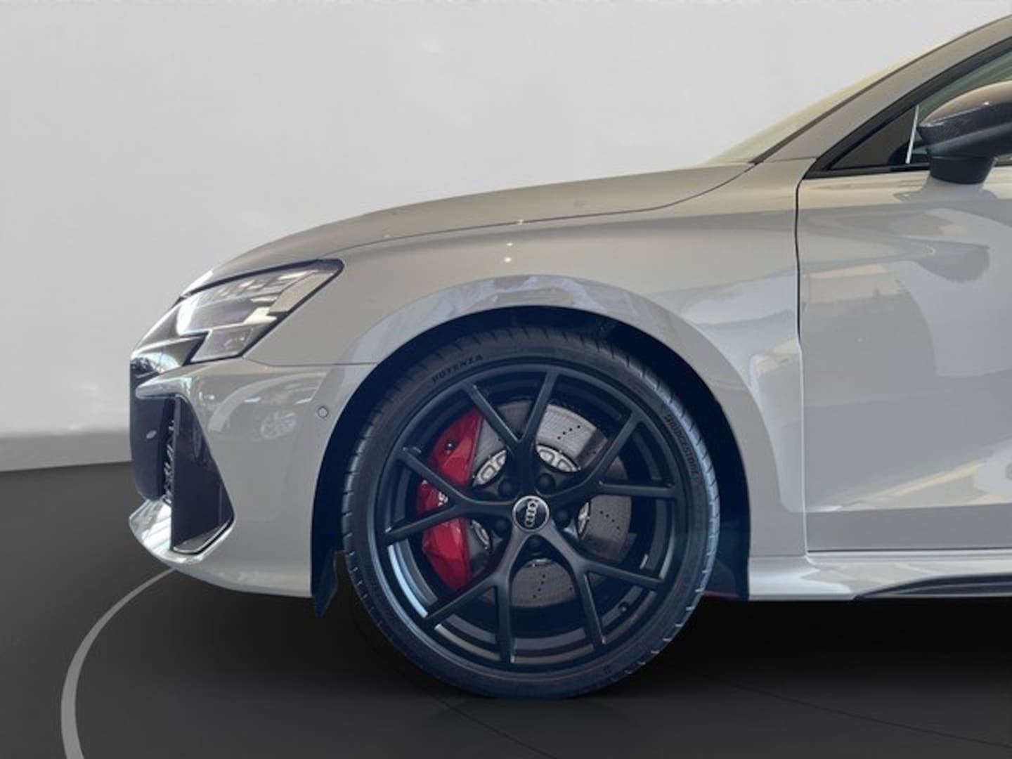 Bild über Audi RS 3 Limousine TFSI quattro S tronic - für weitere Informationen kontaktieren Sie den Audi Partner