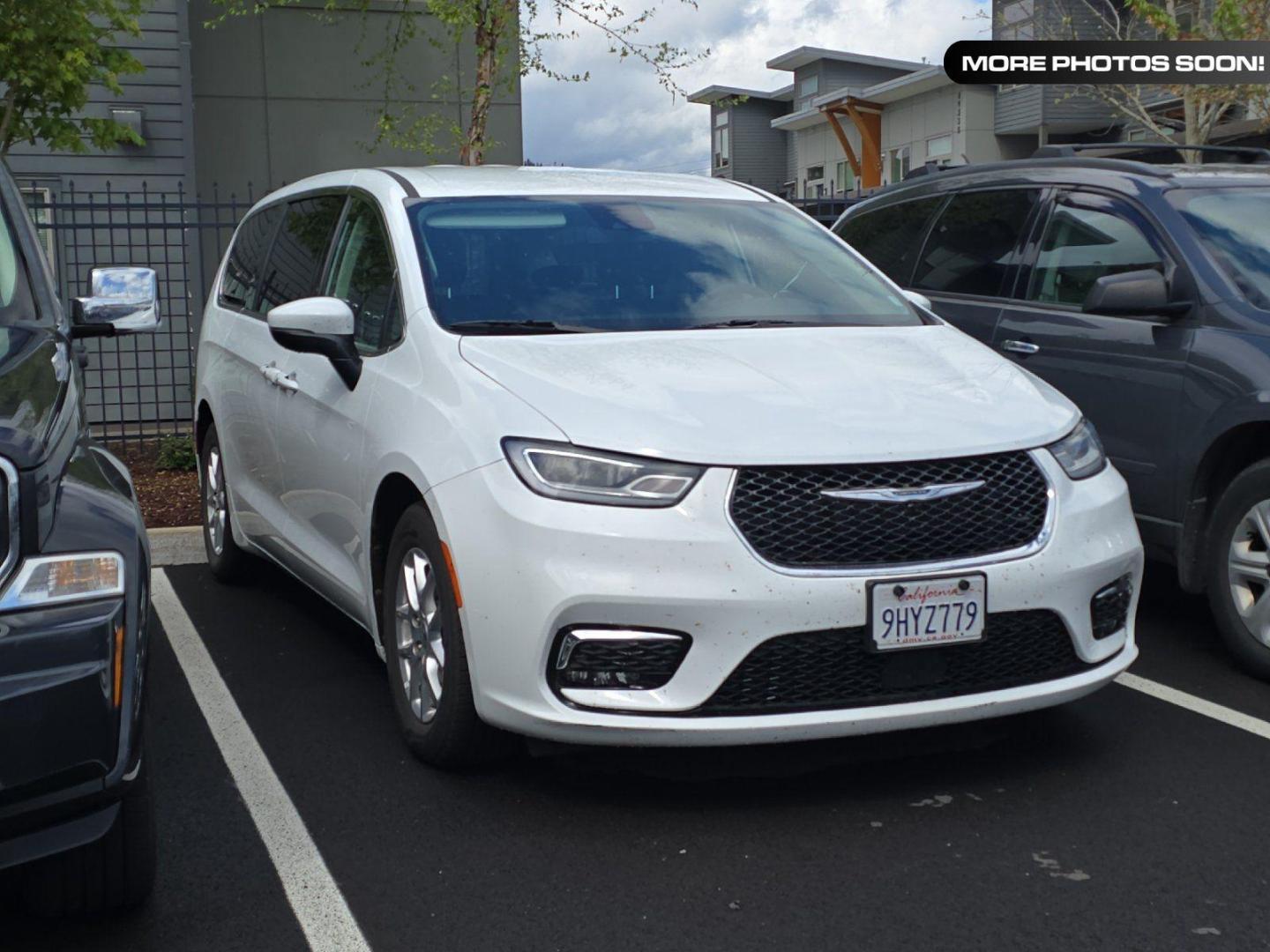 2023 Chrysler Pacifica Touring L's photo