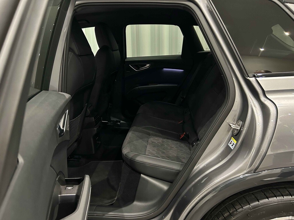 Bild som visar&nbsp;Audi Q4 e-tron&nbsp;Q4 45 e-tron quattro S line 210,00 kW - för mer information kontakta din Audi Partner
