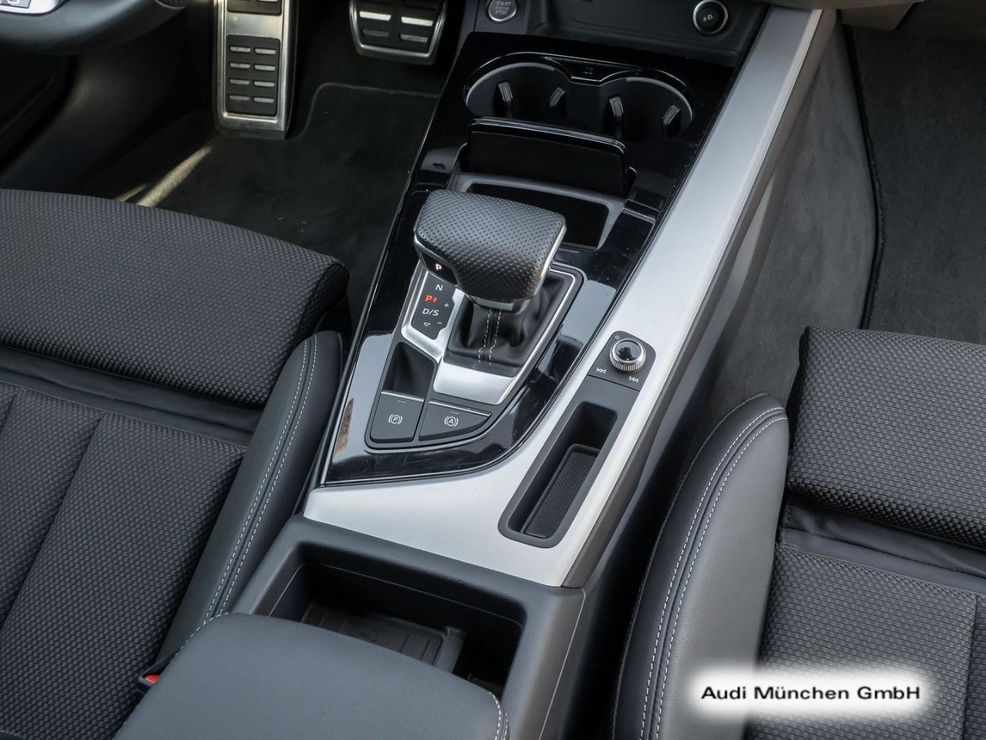 Bild über Audi A4 Avant S line 40 TFSI quattro S tronic - für weitere Informationen kontaktieren Sie den Audi Partner