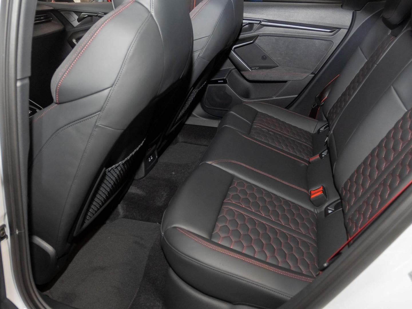 Bild über Audi RS 3 Limousine TFSI quattro 294 kW S tronic - für weitere Informationen kontaktieren Sie den Audi Partner