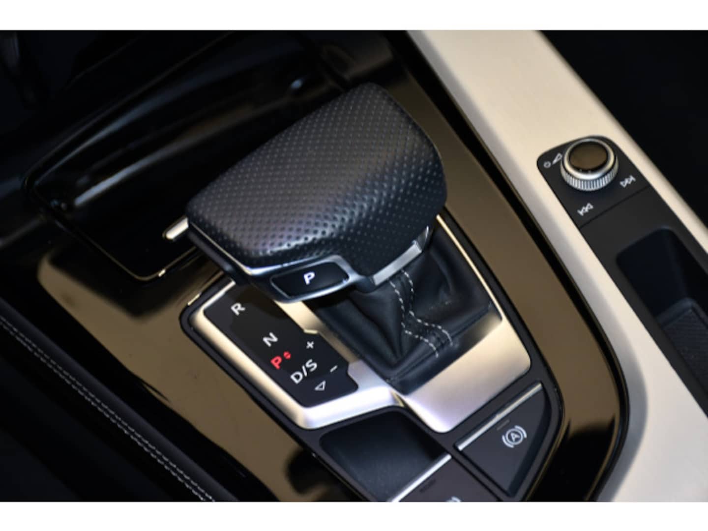 Bild über Audi A4 Avant S line 40 TFSI S tronic - für weitere Informationen kontaktieren Sie den Audi Partner