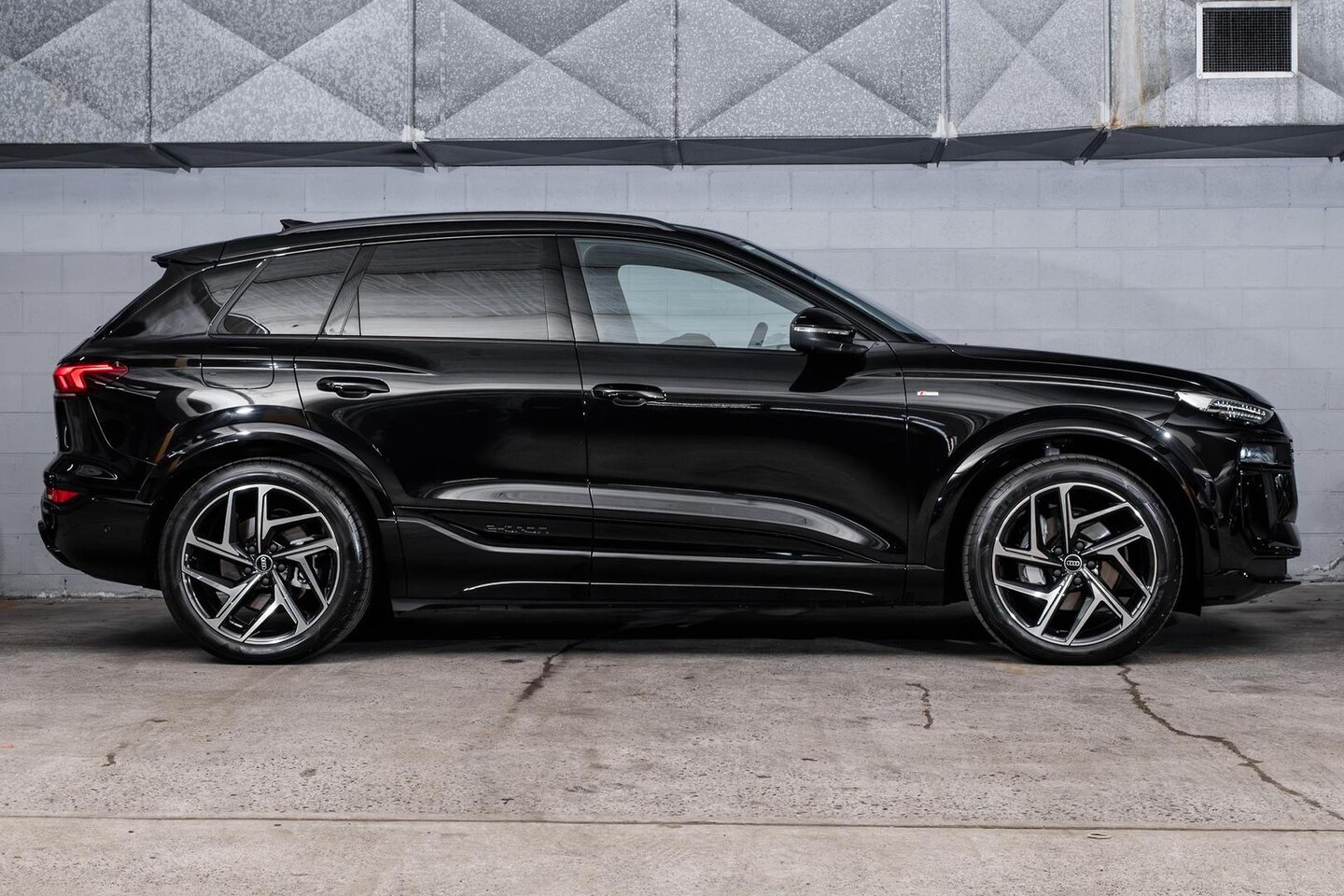 Image about Audi Q6 SUV e-tron e-tron quattro