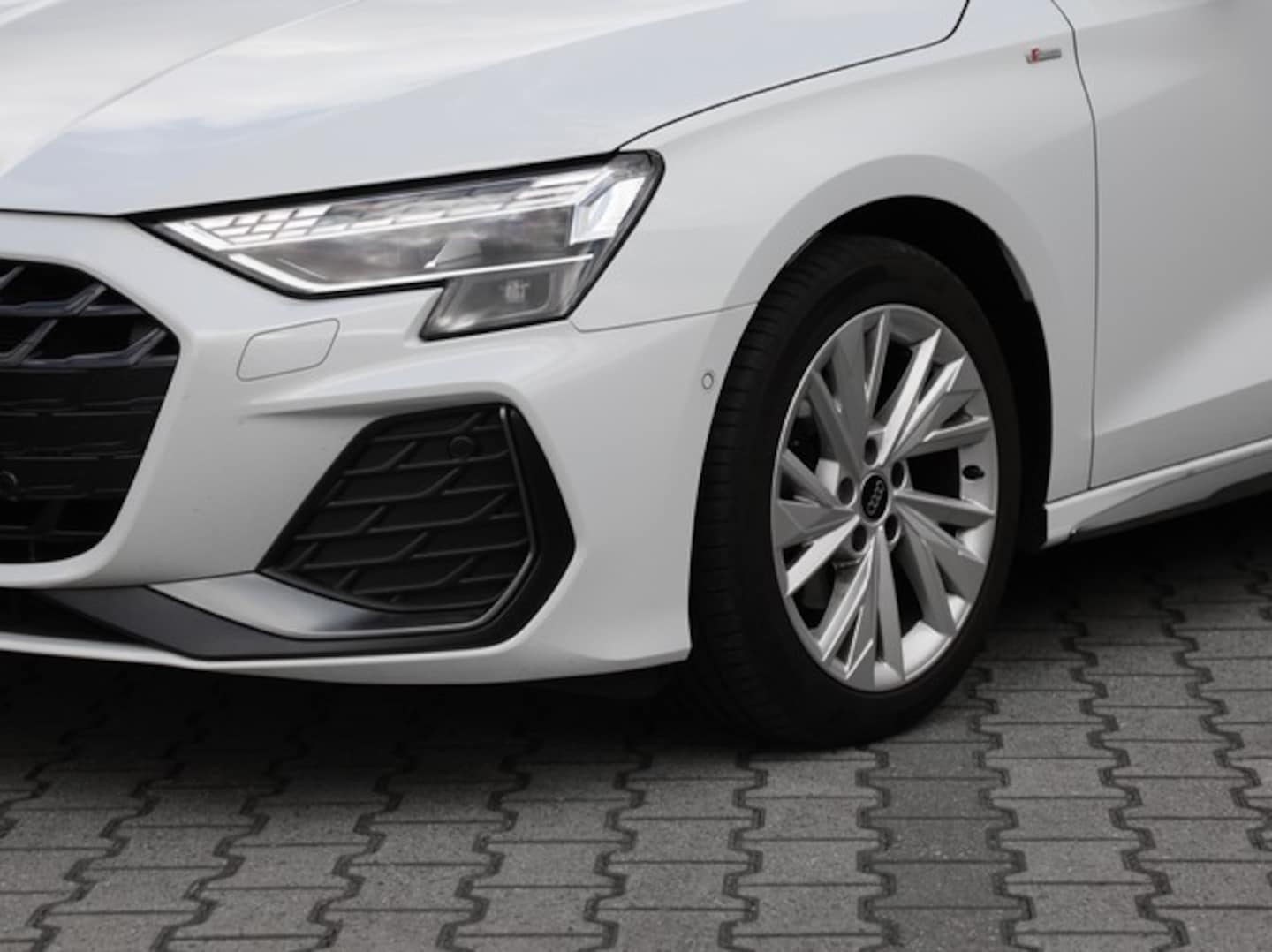 Bild über Audi A3 Sportback S line 35 TFSI S tronic - für weitere Informationen kontaktieren Sie den Audi Partner