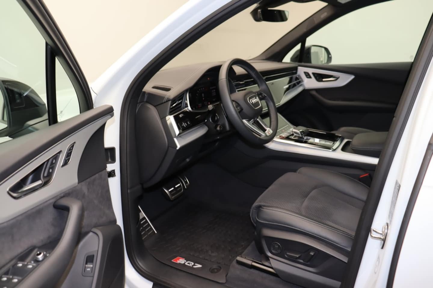 Bild über Audi SQ7 competition plus TFSI quattro tiptronic - für weitere Informationen kontaktieren Sie den Audi Partner