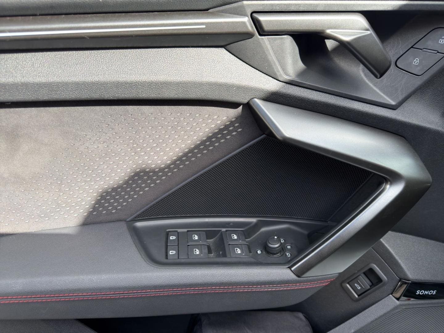 Bild über Audi RS 3 Limousine TFSI quattro S tronic - für weitere Informationen kontaktieren Sie den Audi Partner