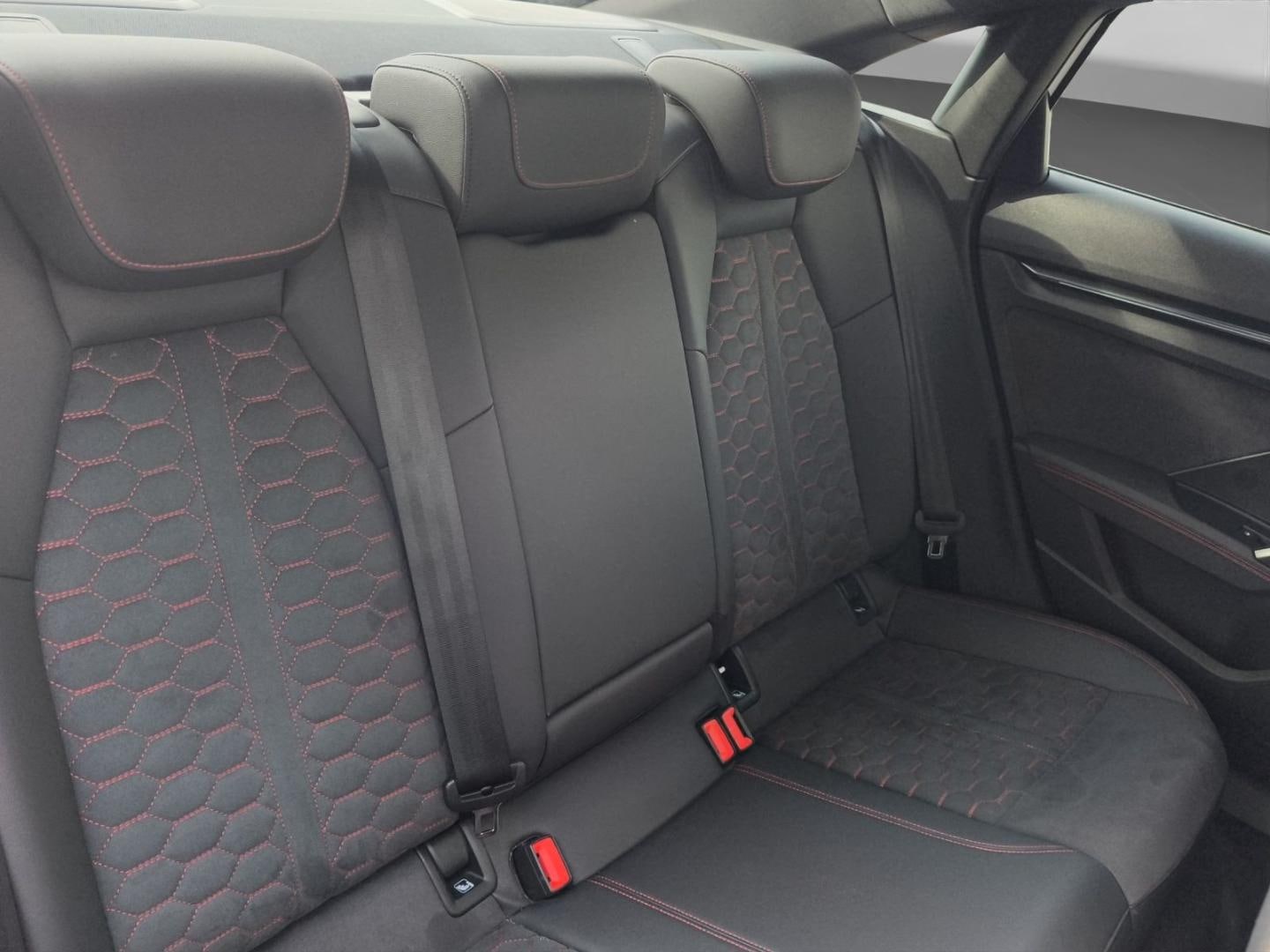 Bild über Audi RS 3 Limousine TFSI quattro S tronic - für weitere Informationen kontaktieren Sie den Audi Partner