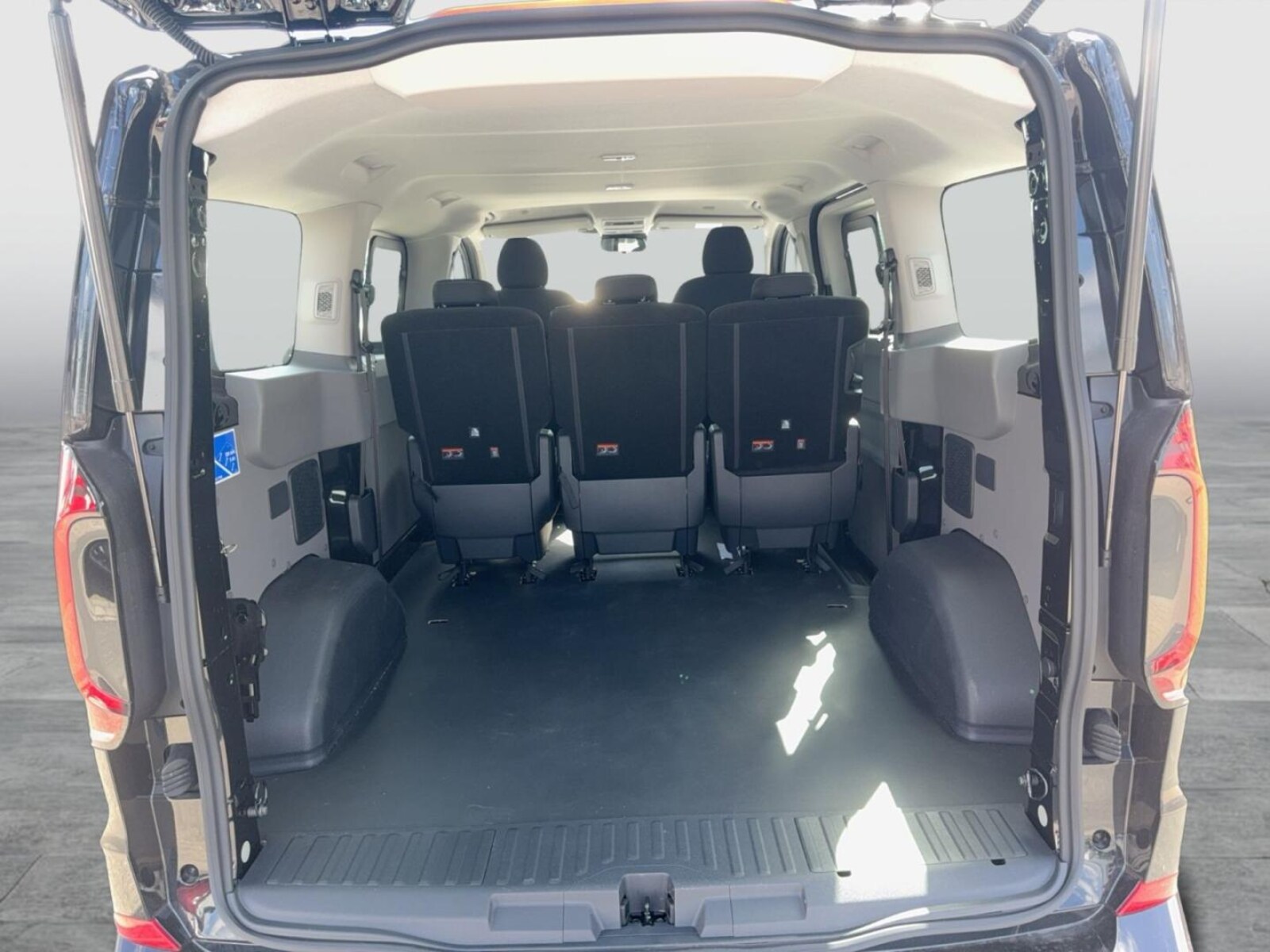 Volkswagen Transporter Kombi kurzer Radstand – Bild 12