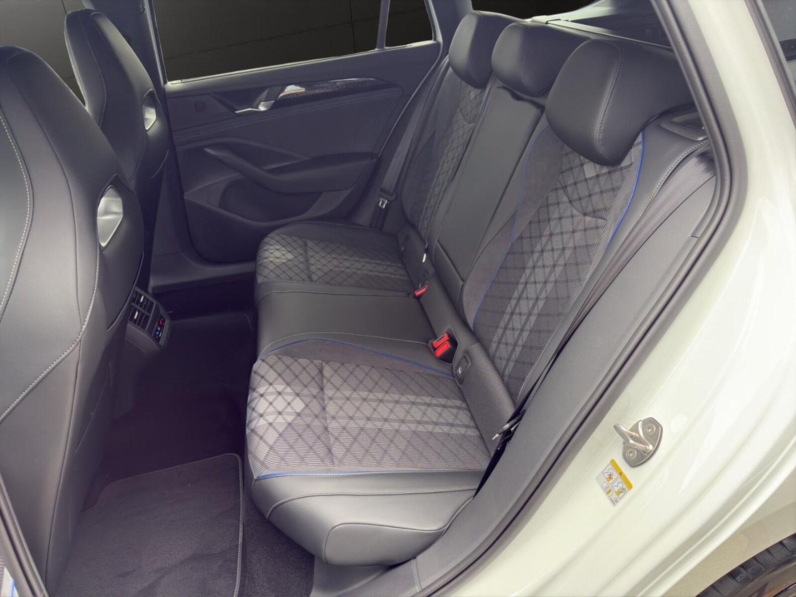 Volkswagen Passat – Bild 13