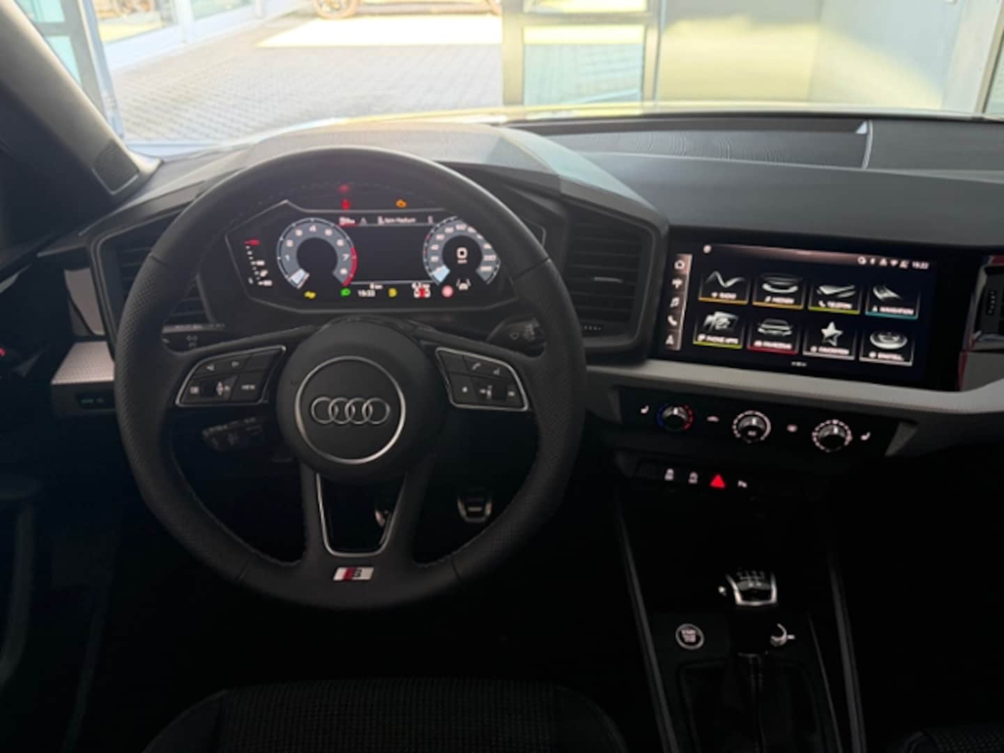 Bild über Audi A1 Sportback S line 25 TFSI Schaltgetriebe - für weitere Informationen kontaktieren Sie den Audi Partner