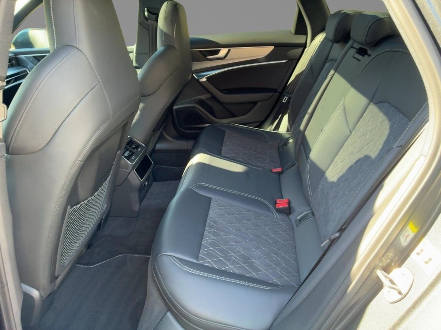 Bild über Audi S6 Avant TDI quattro tiptronic - für weitere Informationen kontaktieren Sie den Audi Partner