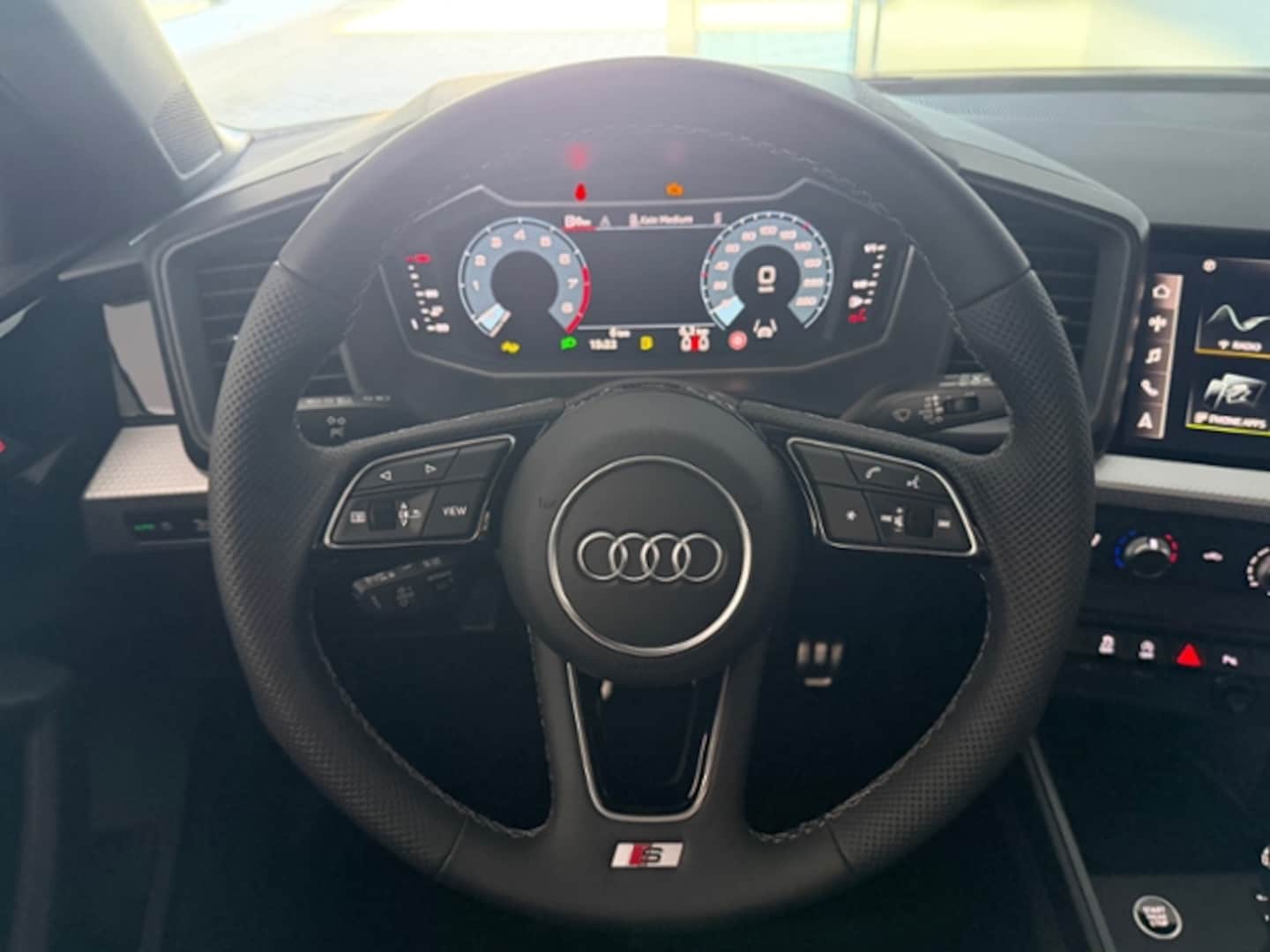 Bild über Audi A1 Sportback S line 25 TFSI Schaltgetriebe - für weitere Informationen kontaktieren Sie den Audi Partner
