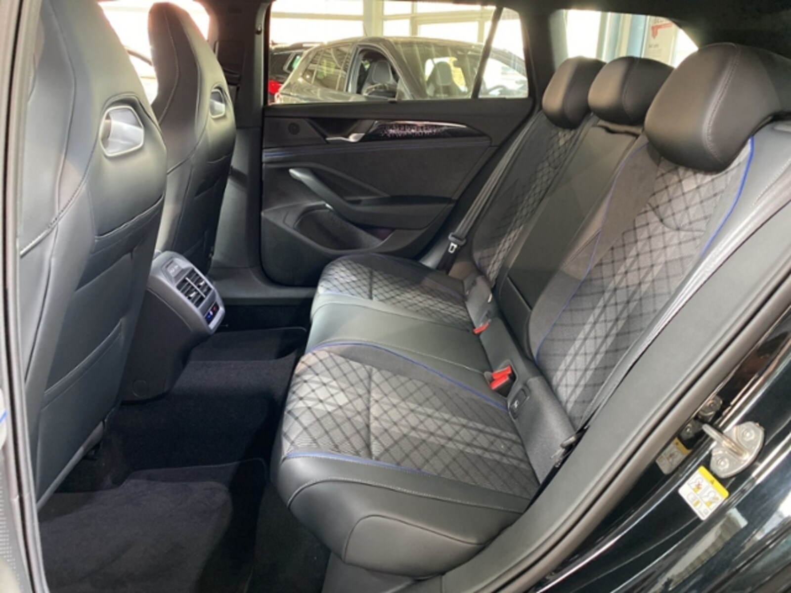 Volkswagen Passat – Bild 11