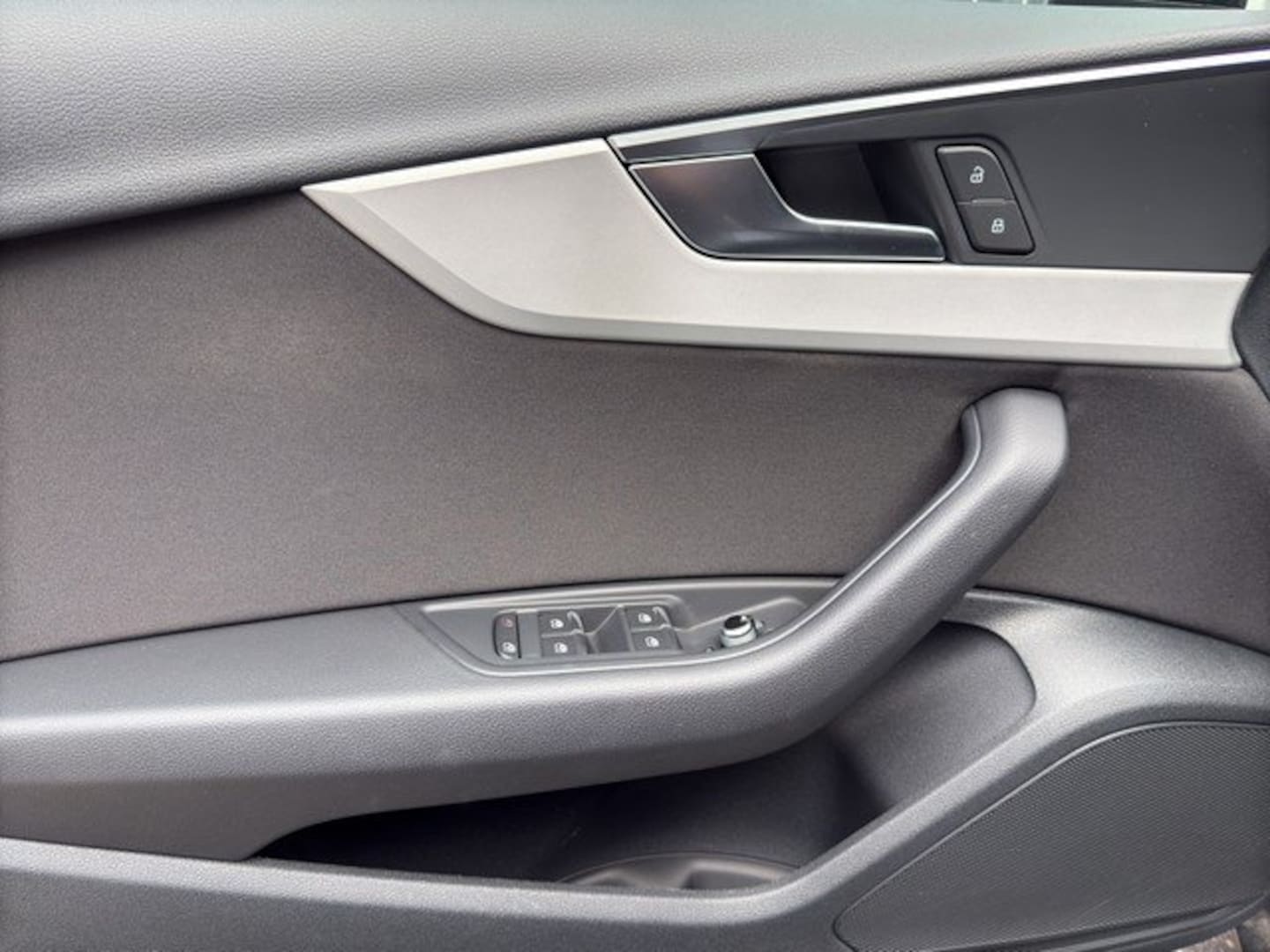 Bild über Audi A4 Avant 40 TFSI S tronic - für weitere Informationen kontaktieren Sie den Audi Partner