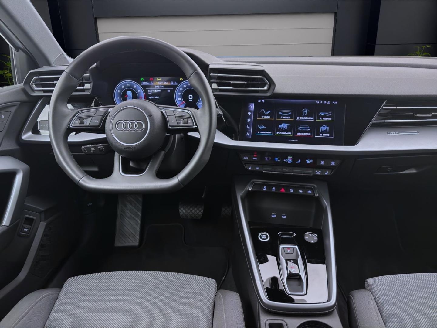 Bild über Audi A3 Limousine S line 30 TFSI S tronic - für weitere Informationen kontaktieren Sie den Audi Partner