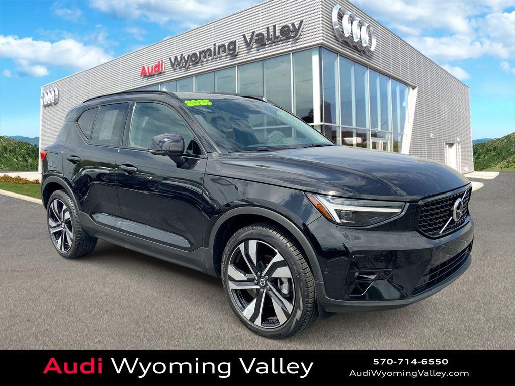 2025 Volvo XC40 B5 Plus Dark AWD's photo