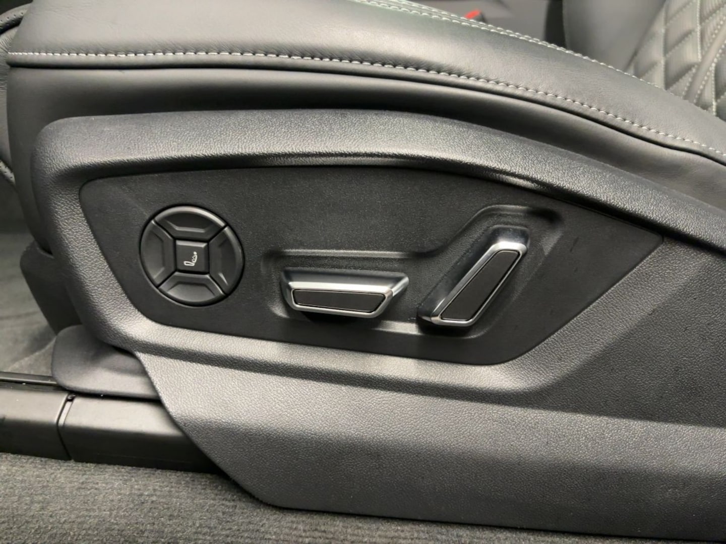 Bild über Audi SQ8 TFSI quattro tiptronic - für weitere Informationen kontaktieren Sie den Audi Partner
