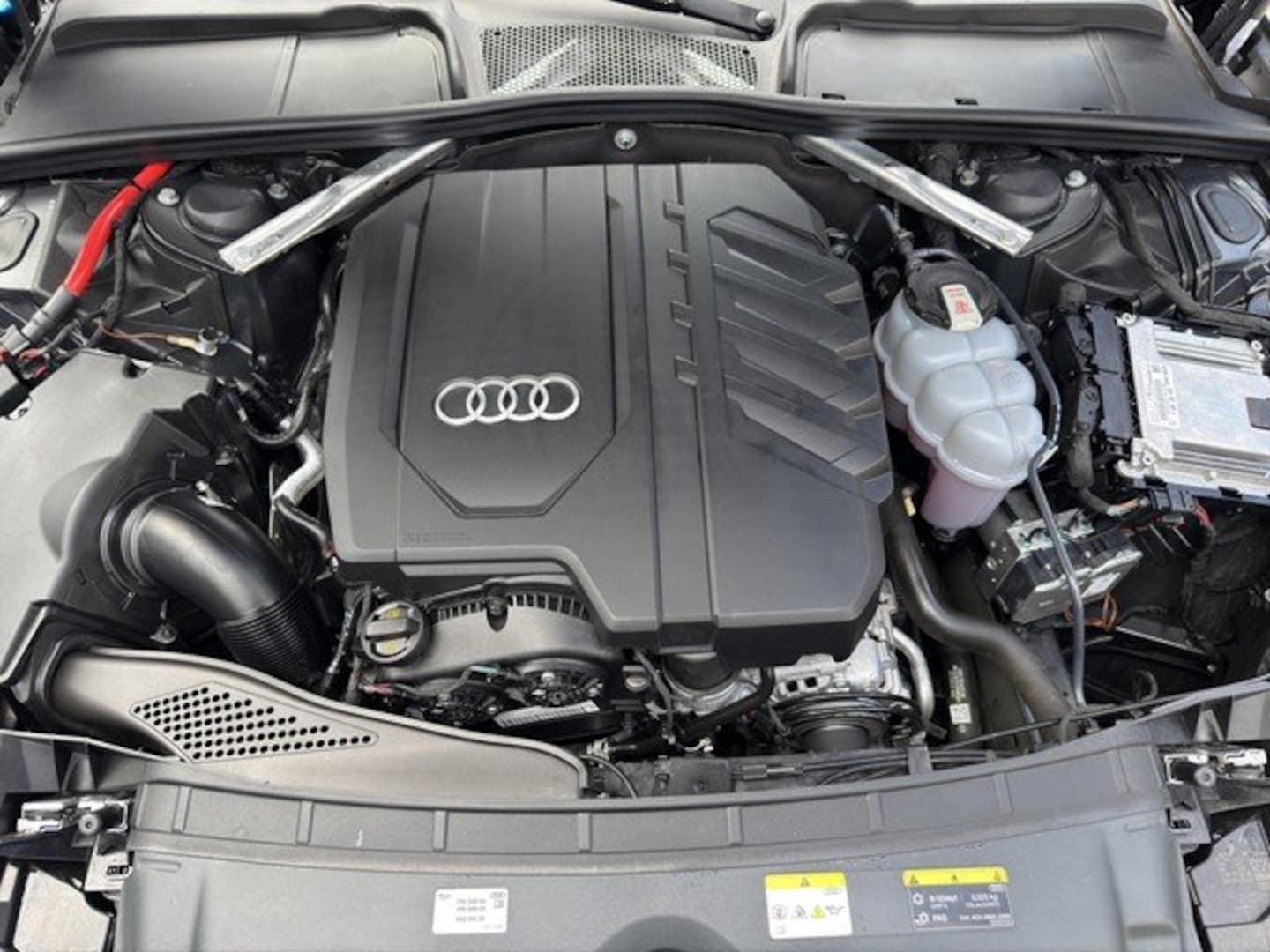 Bild über Audi A4 Avant 40 TFSI S tronic - für weitere Informationen kontaktieren Sie den Audi Partner