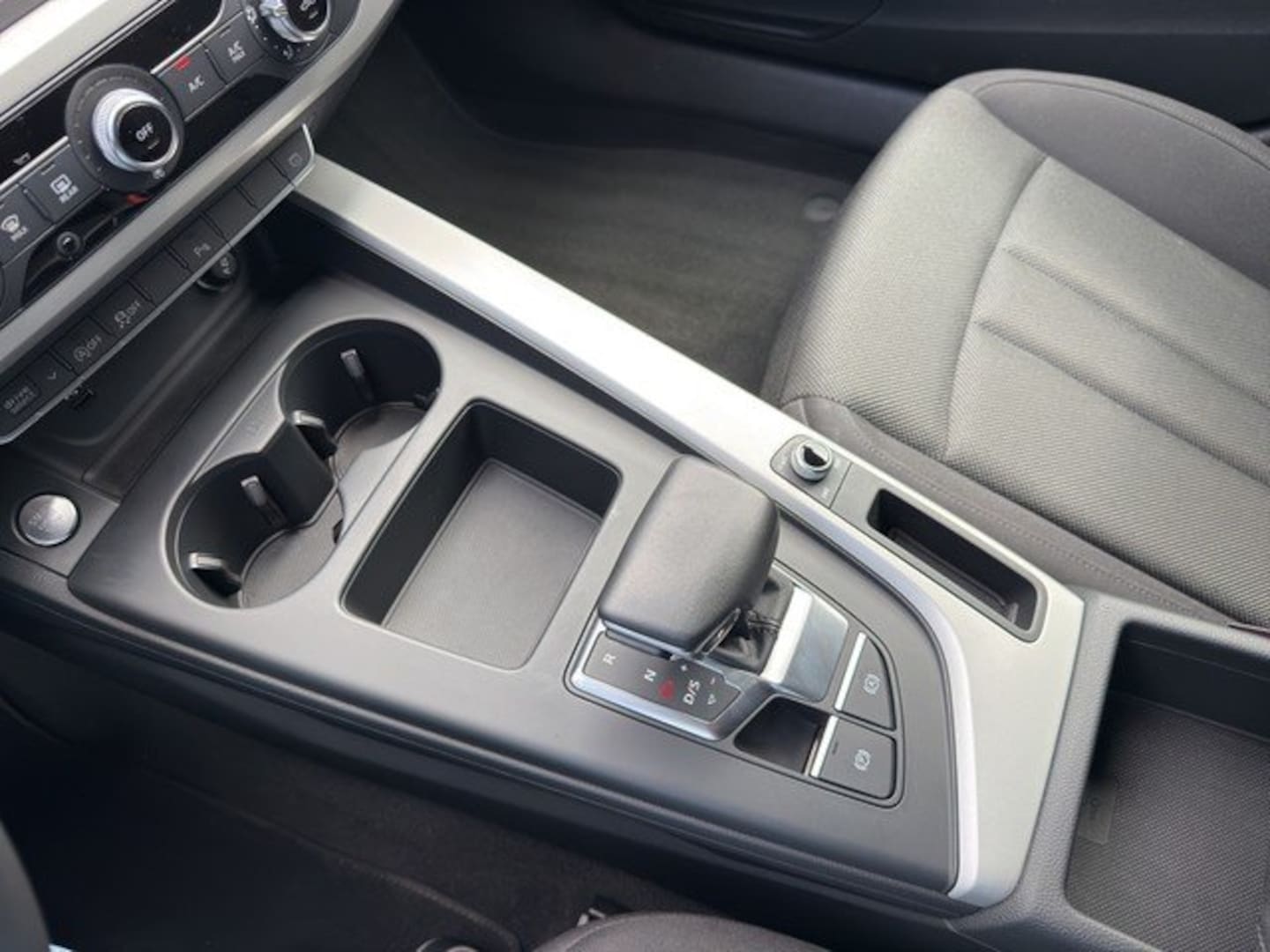 Bild über Audi A4 Avant 40 TFSI S tronic - für weitere Informationen kontaktieren Sie den Audi Partner