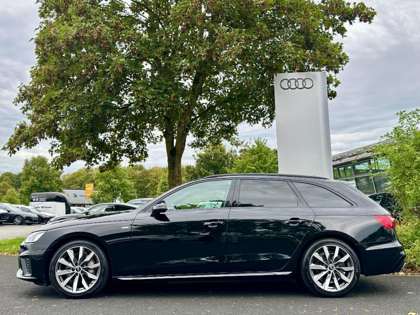 Bild über Audi A4 Avant S line 40 TFSI quattro S tronic - für weitere Informationen kontaktieren Sie den Audi Partner