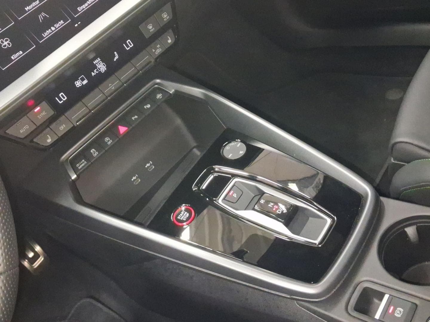 Bild über Audi RS 3 Limousine TFSI quattro S tronic - für weitere Informationen kontaktieren Sie den Audi Partner