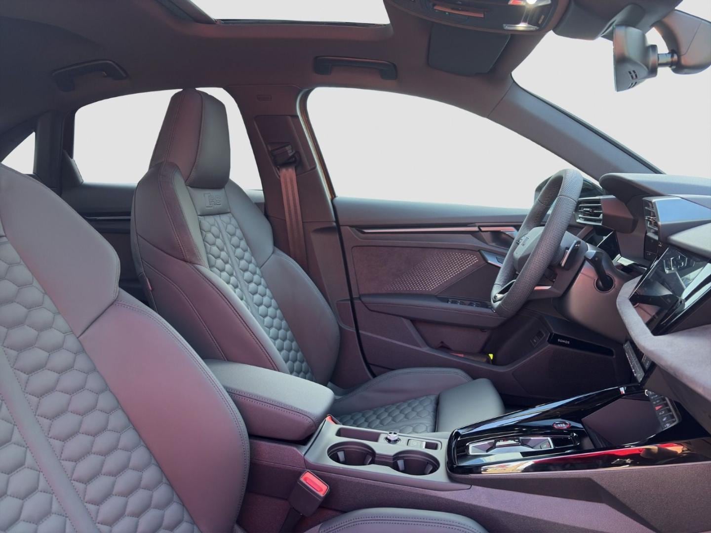 Bild über Audi RS 3 Limousine TFSI quattro 294 kW S tronic - für weitere Informationen kontaktieren Sie den Audi Partner