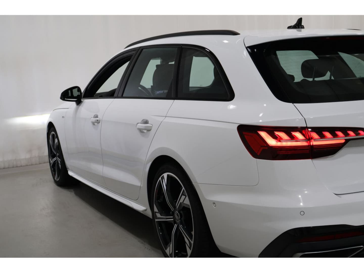 Bild über Audi A4 Avant S line 40 TFSI S tronic - für weitere Informationen kontaktieren Sie den Audi Partner