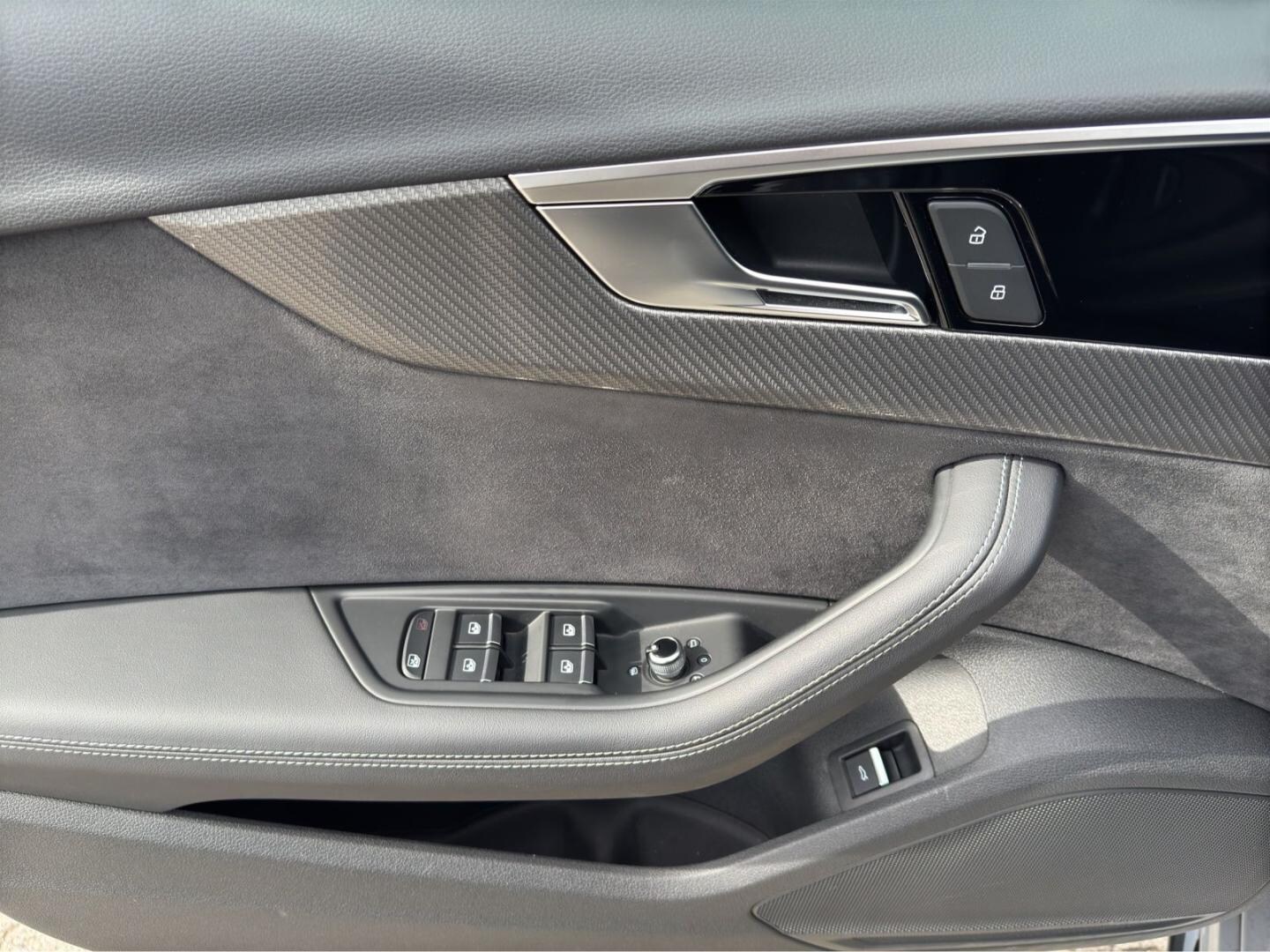 Bild über Audi RS 4 Avant TFSI quattro tiptronic - für weitere Informationen kontaktieren Sie den Audi Partner