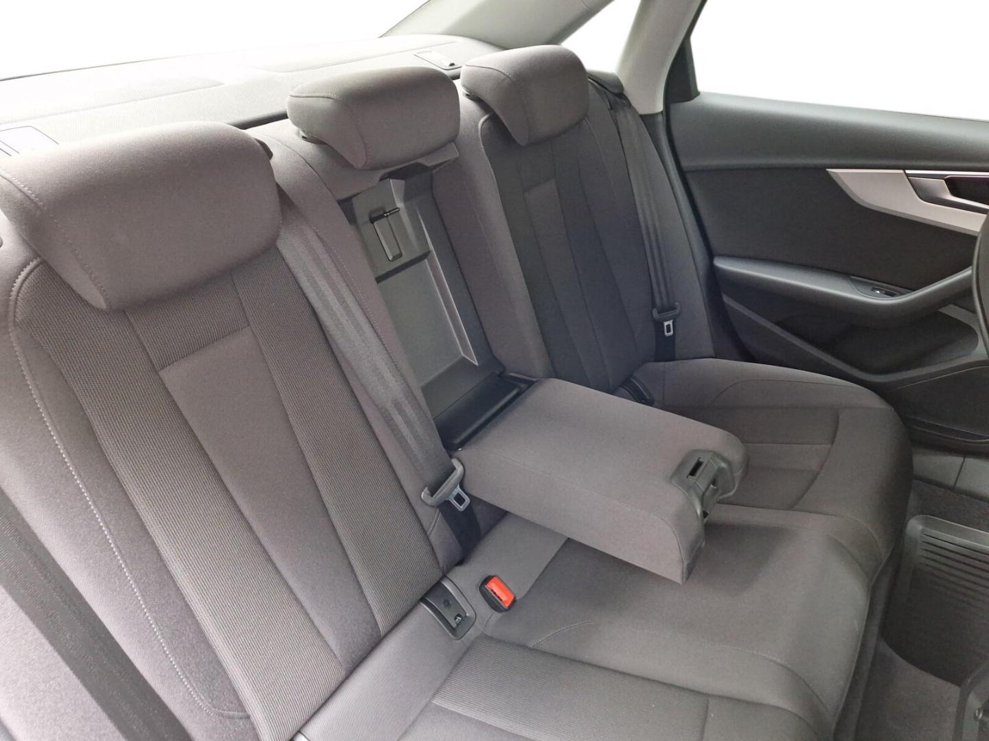 Zdjęcie Audi A4 Sedan advanced 35 TFSI 110(150) kW(KM) S tronic – Ujęcie: for more details contact your dealer