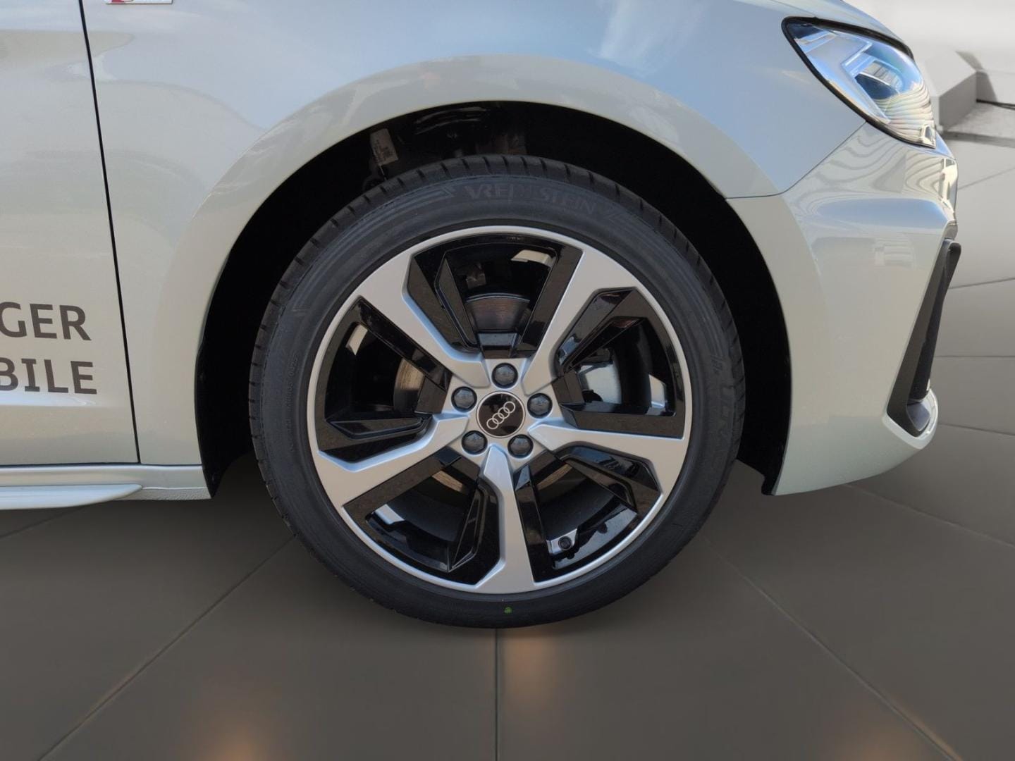 Bild über Audi A1 Sportback S line 30 TFSI S tronic - für weitere Informationen kontaktieren Sie den Audi Partner