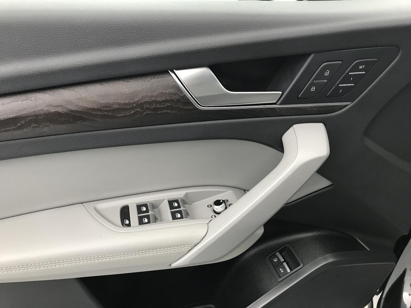 Image about Audi Q5 TFSI e Avus 50 TFSI e quattro 220 kW (299 ch) S tronic