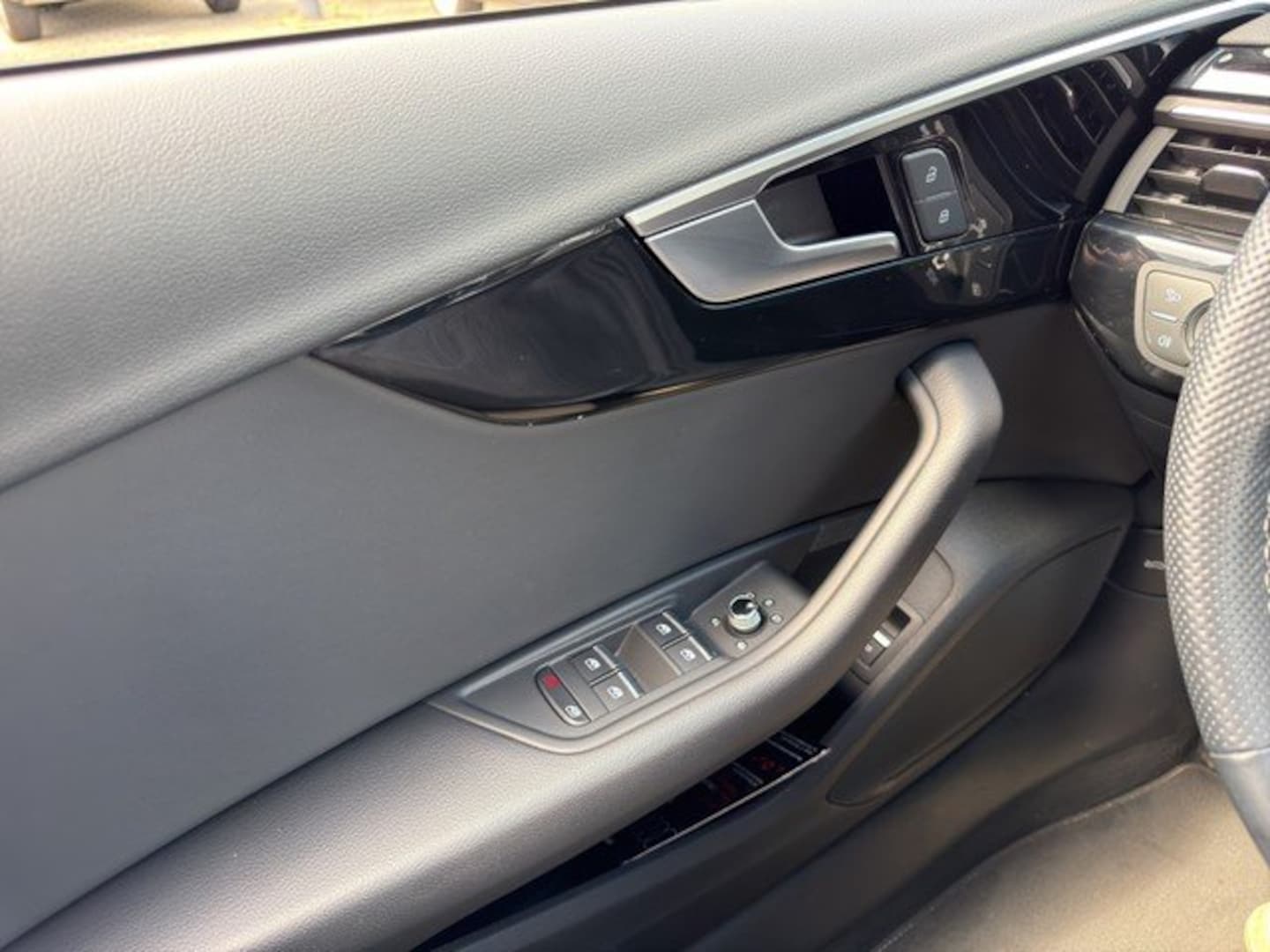 Bild über Audi A4 Avant S line 35 TFSI S tronic - für weitere Informationen kontaktieren Sie den Audi Partner