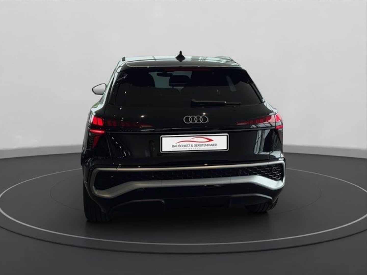 Bild über Audi Q3 SUV TFSI 110 kW S tronic - für weitere Informationen kontaktieren Sie den Audi Partner