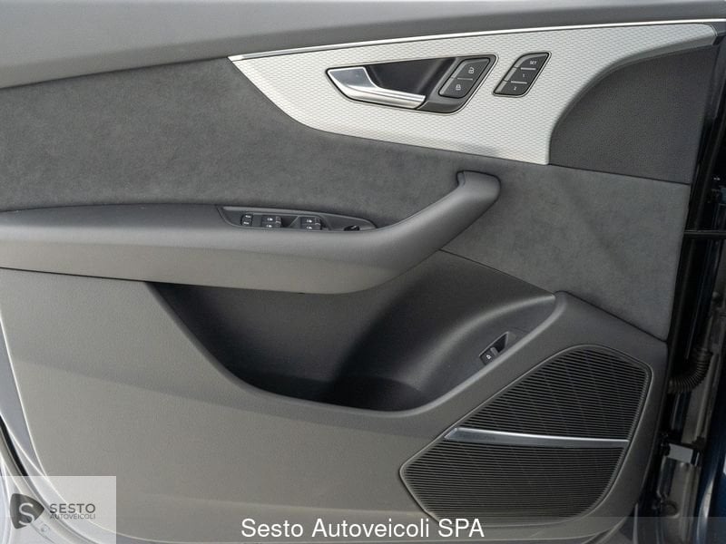 Immagine di Audi Q8 SUV S line edition 55 TFSI quattro 250 kW (340 CV) tiptronic - Vista: for more details contact your dealer