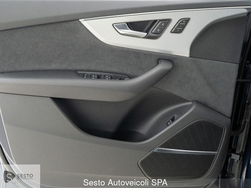 Immagine di Audi Q8 SUV S line edition 55 TFSI quattro 250 kW (340 CV) tiptronic - Vista: for more details contact your dealer